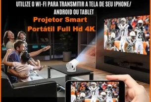 Imagem publicitária de um projetor smart portátil com resolução Full HD 4K. Um smartphone transmite via Wi-Fi a imagem de um jogo de futebol para o projetor, que exibe o conteúdo em uma tela grande. Uma família assiste ao jogo sentada no sofá. O texto destaca a função de espelhamento de tela para dispositivos iPhone, Android e tablets.