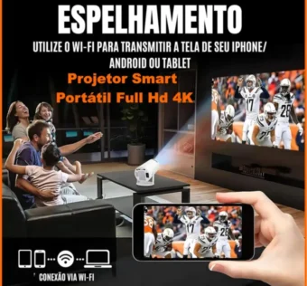 Imagem publicitária de um projetor smart portátil com resolução Full HD 4K. Um smartphone transmite via Wi-Fi a imagem de um jogo de futebol para o projetor, que exibe o conteúdo em uma tela grande. Uma família assiste ao jogo sentada no sofá. O texto destaca a função de espelhamento de tela para dispositivos iPhone, Android e tablets.