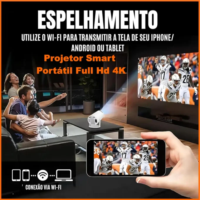 Imagem publicitária de um projetor smart portátil com resolução Full HD 4K. Um smartphone transmite via Wi-Fi a imagem de um jogo de futebol para o projetor, que exibe o conteúdo em uma tela grande. Uma família assiste ao jogo sentada no sofá. O texto destaca a função de espelhamento de tela para dispositivos iPhone, Android e tablets.